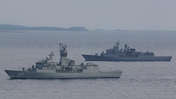Türkische Kriegsschiffe auf Patrouille in den Dardanellen