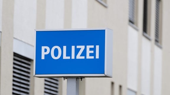 Ein Schild mit der Aufschrift âPolizeiâ vor dem Polizeirevier Dresden-Süd. Nach dem brutalen Angriff auf den SPD-Politiker Matthias Ecke hat sich ein 17-Jähriger der Polizei gestellt.