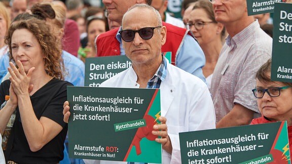 In Berlin kamen mehrere hundert Angestellte und Mitarbeitende verschiedener Krankenhaeuser zur zentralen Kundgebung.