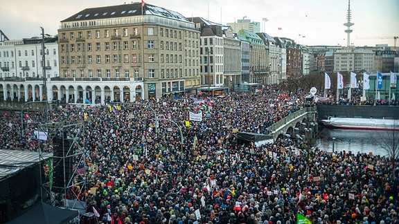 emonstration in Hamburg  Die Teilnehmenden wollen ein Zeichen des Widerstands gegen rechtsextreme Umtriebe setzen.