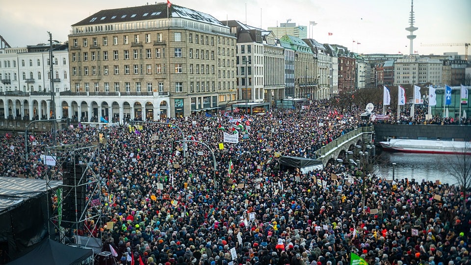 Zu Großer Andrang: Demo In Hamburg Gegen Rechtsextremismus Abgebrochen ...