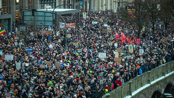 emonstration in Hamburg  Die Teilnehmenden wollen ein Zeichen des Widerstands gegen rechtsextreme Umtriebe setzen.