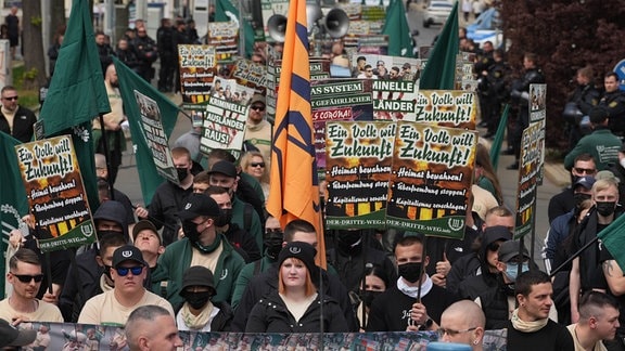 Demonstrationszug mit Transparenten "Ein Volk mit Zukunft"