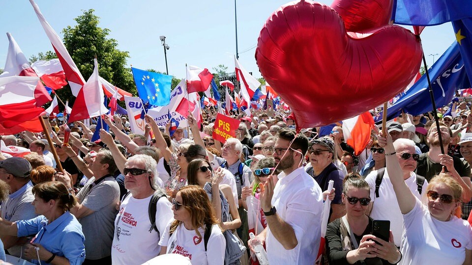 Tysiące Polaków demonstruje przeciwko rządowi PiS
