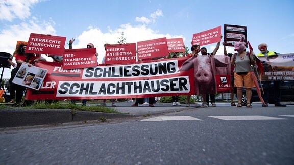 Demonstranten am Werksgelände für die Schließung der Schlachthäuser