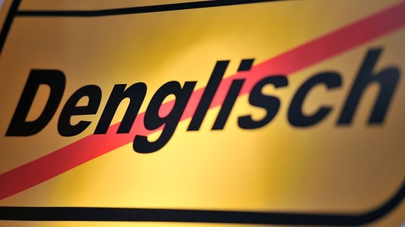 "Denglisch" steht am Freitag (17.03.2011) auf der Leipziger Buchmesse auf einem Plakat.