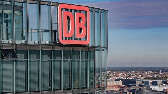 Blauer Himmel ist über der Zentrale der Deutschen Bahn (DB) am Potsdamer Platz zu sehen
