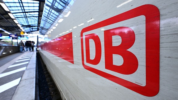 Das DB-Logo an einem ICE im Erfurter Hauptbahnhof während des bundesweiten Warnstreiks bei der Deutschen Bahn.