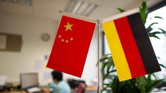 Ein Ständer mit der chinesischen und der deutschen Flagge ist am 09.07.2014 im Sekretäriat des Konfuzius-Instituts der Heinrich-Heine-Universität in Düsseldorf Düsseldorf (Nordrhein-Westfalen) zu sehen.