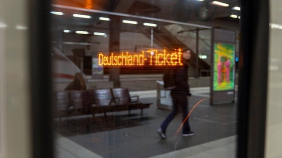Anzeige Deutschland-Ticket am Hauptbahnhof in Berlin kurz vor der Einführung zum 01. Mai 2023.