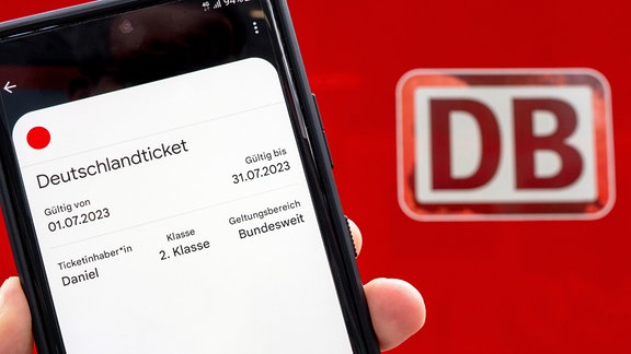 Deutschlandticket auf Handy vor Regionalzug