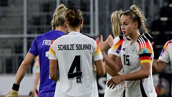 Deutschlands Giulia Gwinn (r) feiert mit Bibiane Schulze Solano (Rückennummer 4) und anderen Teamkolleginnen den Sieg.