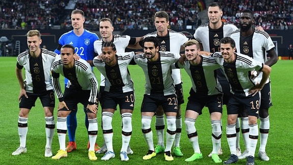 Eine Fußballmannschaft posiert für ein Gruppenfoto vor dem Spiel