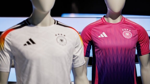 Die offiziellen Trikots der deutschen Fußball-Nationalmannschaft für die kommende Fußball-Europameisterschaft 2024 (UEFA EURO 2024) sind am Sitz des Sportartikelherstellers adidas AG zu sehen.