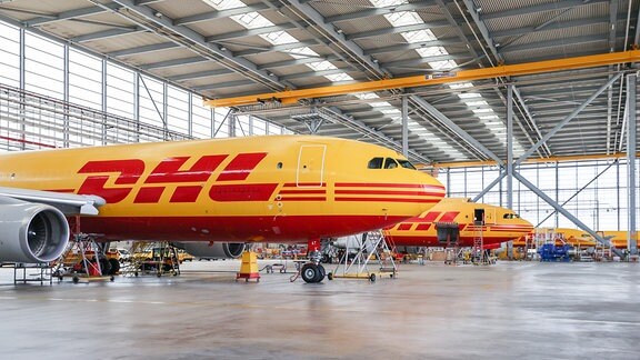 Frachtflugzeuge von DHL stehen 2020 im Hangar auf dem Flughafen Leipzig/Halle.