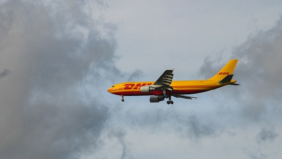 Eine Manschine der DHL Luftfracht im Landeanflug auf den Flughafen Leipzig/Halle.