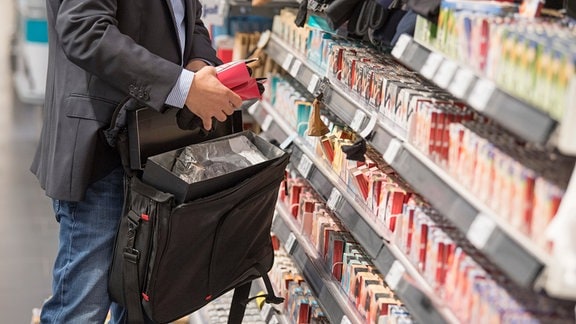 Ein Detektiv von einer Sicherheitsfirma, demonstriert in einem Supermarkt, wie Ladendiebe mit Hilfe eines präparierten Koffers die Sicherungsetiketten an der Ware überlisten könne
