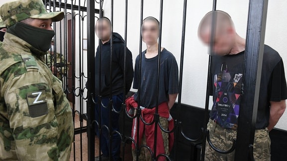 Gefangengenommene Soldaten bei Verhandlung