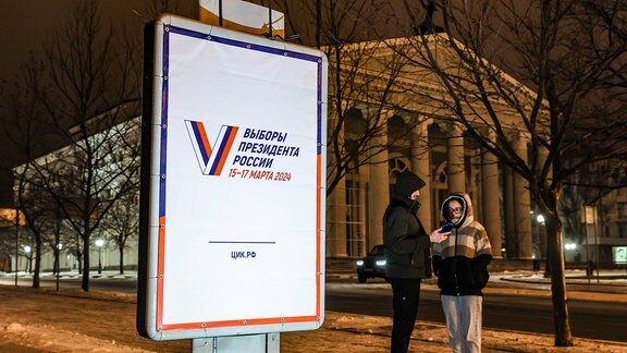Plakat wirbt für russische Präsidentenwahl 2024