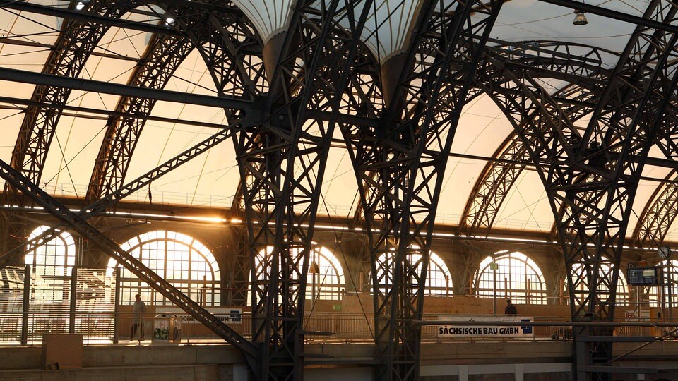 Leichte Sprache Der HauptBahnhof in der Stadt Dresden ist am