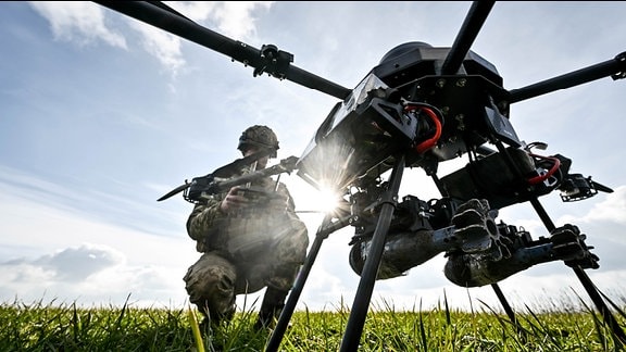 Ein Soldat startet eine Drohne, ein ukrainisches unbemanntes Kampfflugzeug (UCAV)