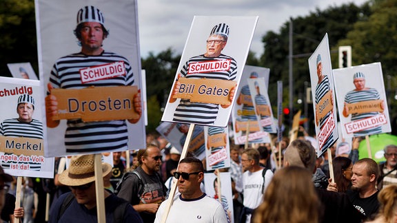 Demonstranten verschiedener Gruppierungen wie etwa der Initiative Querdenken 711 protestierten mit einer Großdemonstration in Berlin gegen die bestehenden Maßnahmen zur Eindämmung der Corona-Pandemie.