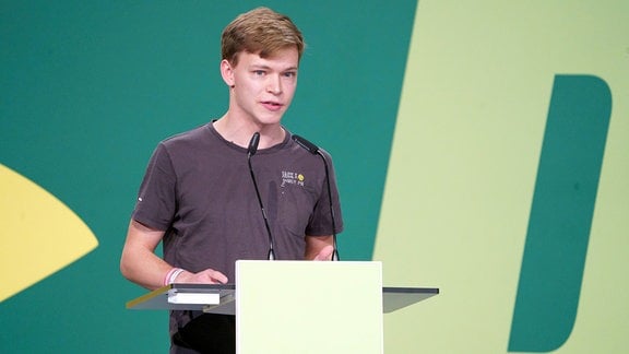 Timon Dzienus Grüne Jugend-Chef am Rednerpult.