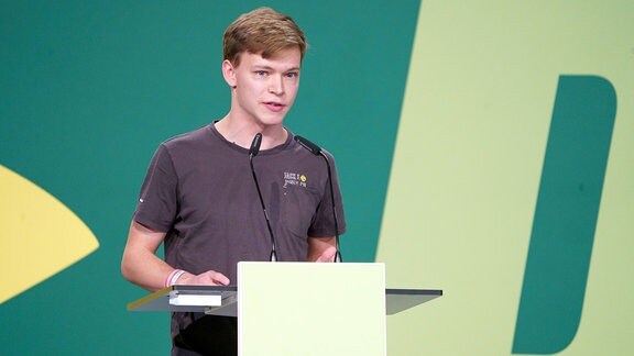 Timon Dzienus Grüne Jugend-Chef am Rednerpult.
