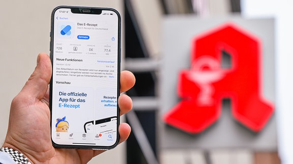 Auf einem Smartphone ist die App "Das E-Rezept" neben einem Apothekensymbol zu sehen.