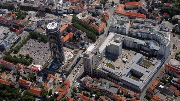 Blick auf das Stadtzentrum der Saalestadt Jena mit dem Jentower am Eichplatz (M.) und dem Ernst-Abbe-Platz mit dem Campus der Universität.