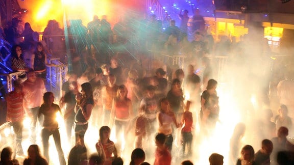 Junge Leute tanzen auf einer Tanzfläche in der Discothek MAD in Eisenach, Thüringens größtem Tanztempel. 