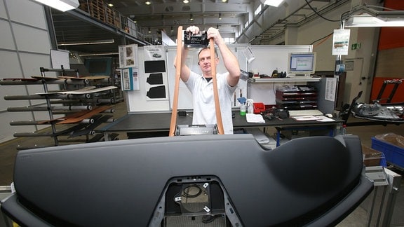 Arbeiter Xander Kielmann überprüft ein Armaturenbrett für einen Mercedes Benz AMG SLS