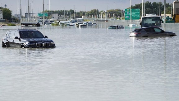 Fahrzeuge stehen verlassen im Hochwasser.