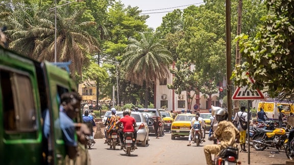 Eine Strassenszene in Bamako, der Hauptstadt von Mali. 