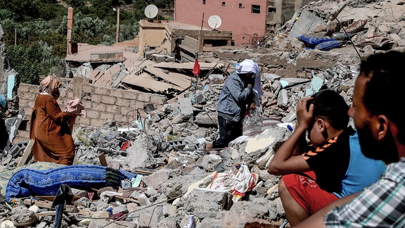 Eine marokkanische Familie sucht in den Trümmern eines zerstörten Hauses in der Stadt Talat N'Yaaqoub, südlich von Marrakesch, nach ihren Habseligkeiten.