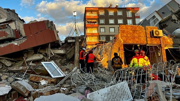 Deutsche Rettungskräfte suchen mit Spürhunden in Trümmern nach Überlebenden.