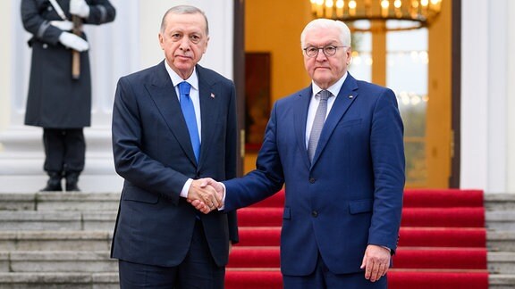 Bundespräsident Frank-Walter Steinmeier (r) empfängt Recep Tayyip Erdogan, Präsident der Türkei