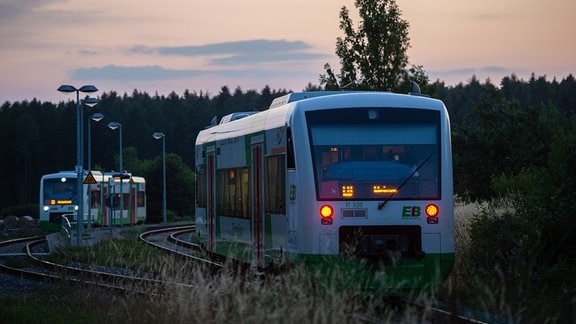 Zwei Züge der Erfurter Bahn fahren in Holzdorf aneinander vorbei