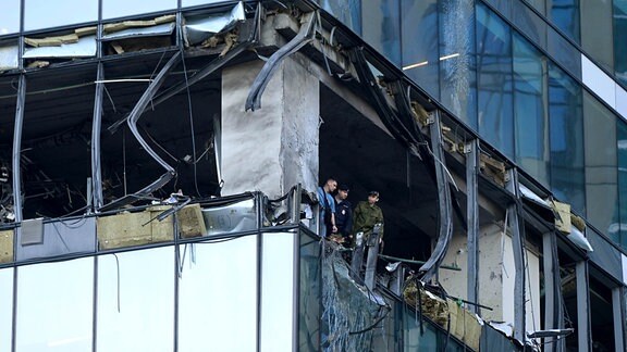 Ermittler untersuchen einen beschädigten Wolkenkratzer im Geschäftsviertel «Moscow City» nach einem Drohnenangriff in Moskau. Die russische Hauptstadt Moskau ist erneut zum Ziel eines Drohnenangriffs geworden. 