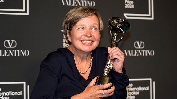 Jenny Erpenbeck, Autorin von "Kairos", hält die Trophäe nach dem Gewinn des International Booker Prize in London. 