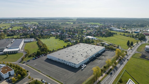 Drohnenaufnahme einer Lagerhalle in Hermsdorf, die als Erstaufnahmestelle für Flüchtlinge genutzt wird.