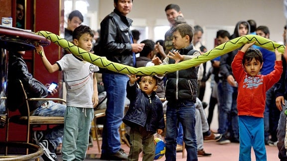 Asylsuchende, darunter auch viele Kinder, warten am 16.10.2015 in der Lobby eines ehemaligen Hotels in Halle/Saale (Sachsen-Anhalt).