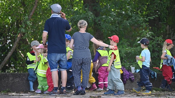 Kindergartenkinder mit BetreuerInnen machen eine Wanderung