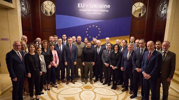 Wolodymyr Selenskyj (M), Präsident der Ukraine, steht neben den Teilnehmern des informellen EU-Außenministertreffens.