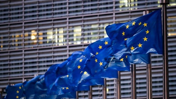 Europaflaggen wehen vor dem Sitz der EU-Kommission. 