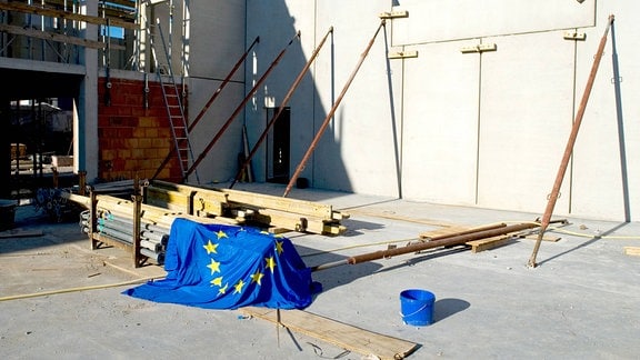 EU-Flagge 2005 auf einer Baustelle