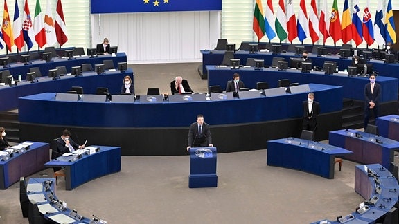 Tomislav Sokol bei einer Plenartagung über Zwangsarbeit in der Linglong-Fabrik und Umweltproteste in Serbien im Plenarsaal des Europäischen Parlaments.