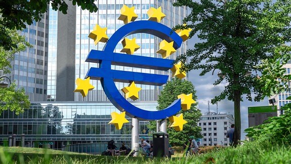 Euro-Skulptur am Willy-Brandt-Platz in Frankfurt am Main.