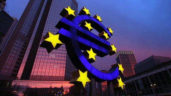 Euro Symbol 2020 vor der alten Europäischen Zentralbank in Frankfurt am Abend
