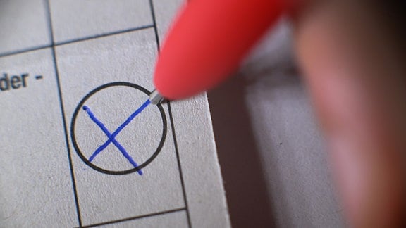 Ein Mann wählt auf einem Stimmzettel für die Wahl zum Europäischen Parlament per Briefwahl. 